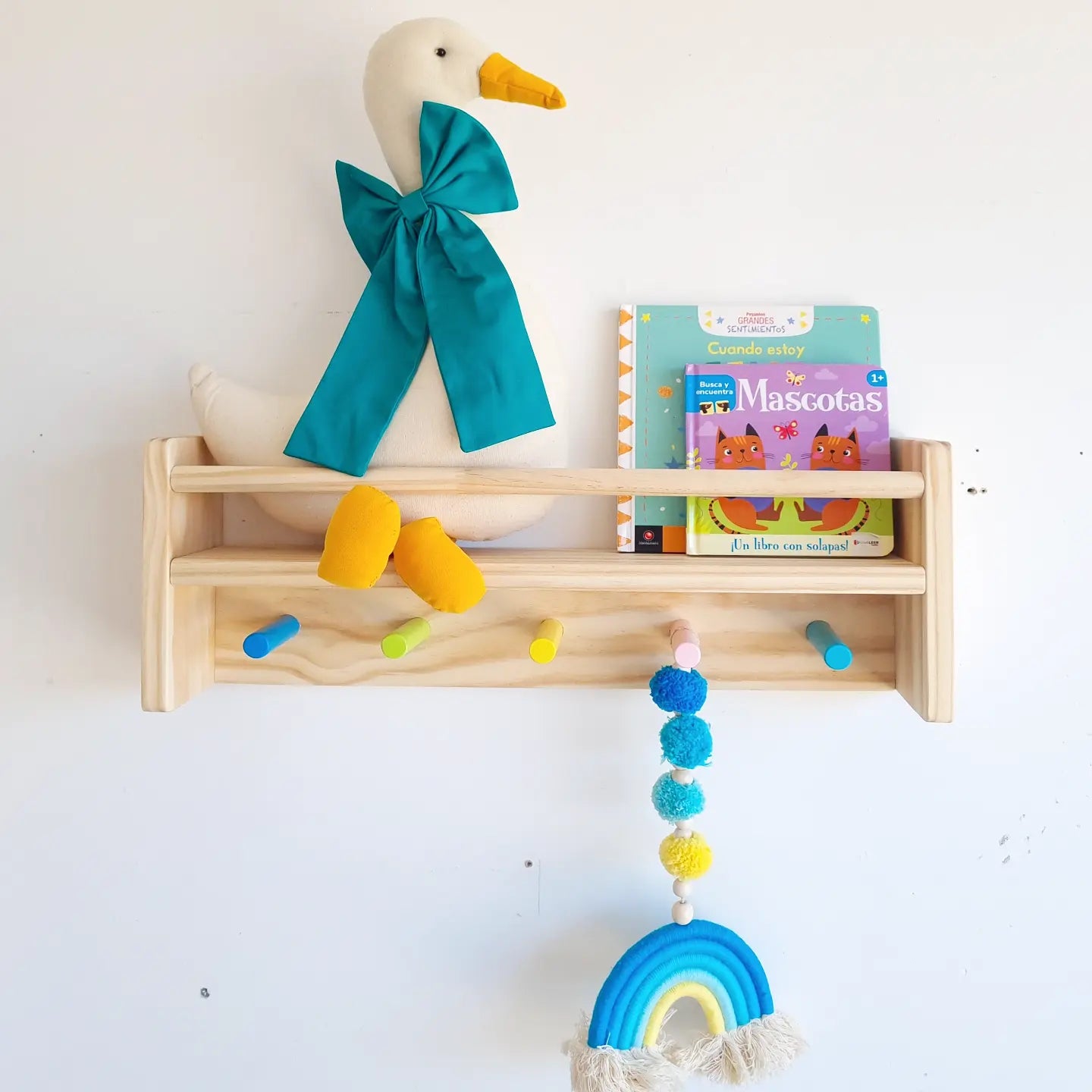 REPISA CON PERCHAS DE COLORES